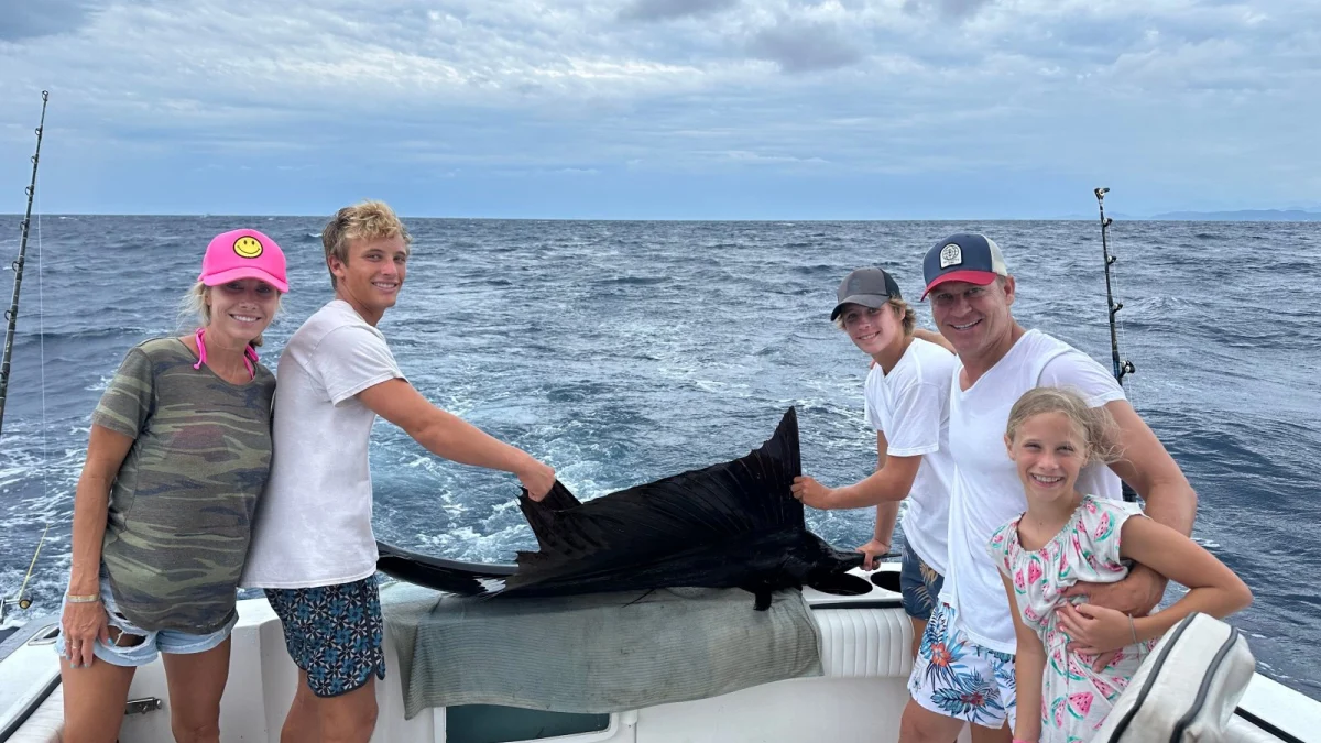 Una familia con su pez vela antes de liberarlo en un charter de pesca en Puerto Vallarta